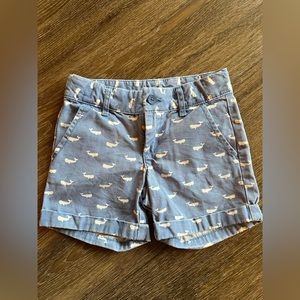 Gap kids whale print shorts. Little boys size 5. Back slit pockets.